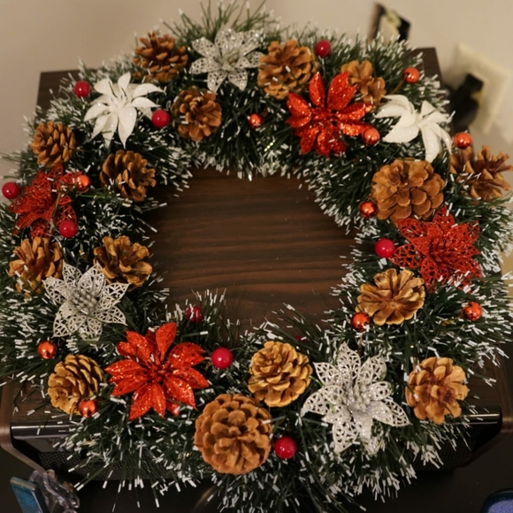 Christmas Holiday Wreath - Picture 1 of 8